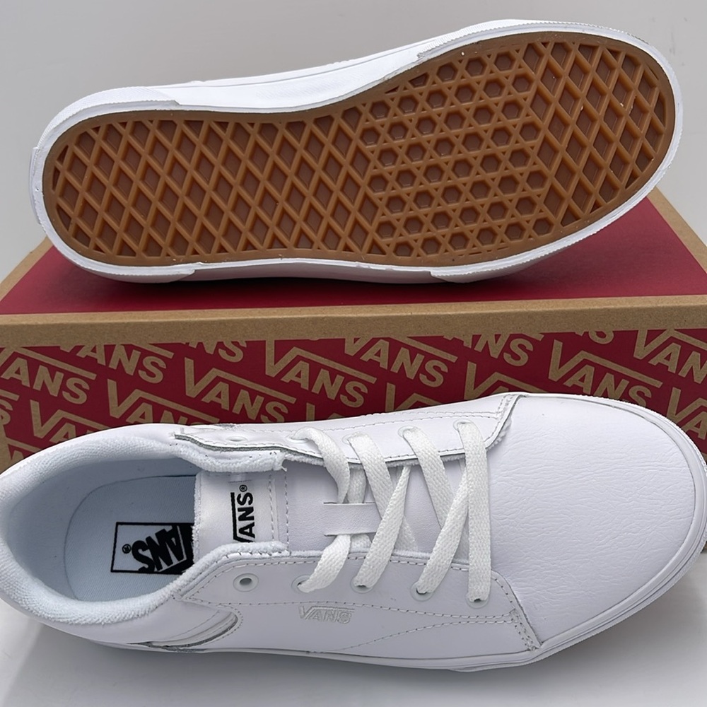 Vans WMNS Seldan (Tumble) White/White
VN0A4U2505R Sneakers - Picture 3 of 16